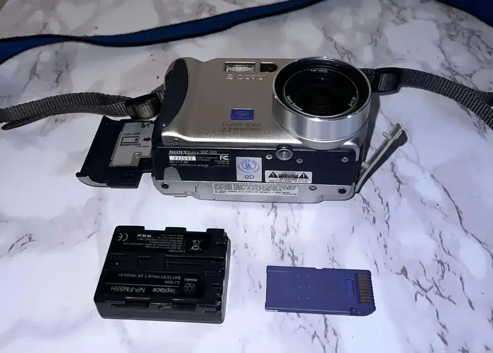 Sony Cyber-shot DSC-S70 3.3MP Digital Camera with 64MB Memory Stick & Battery